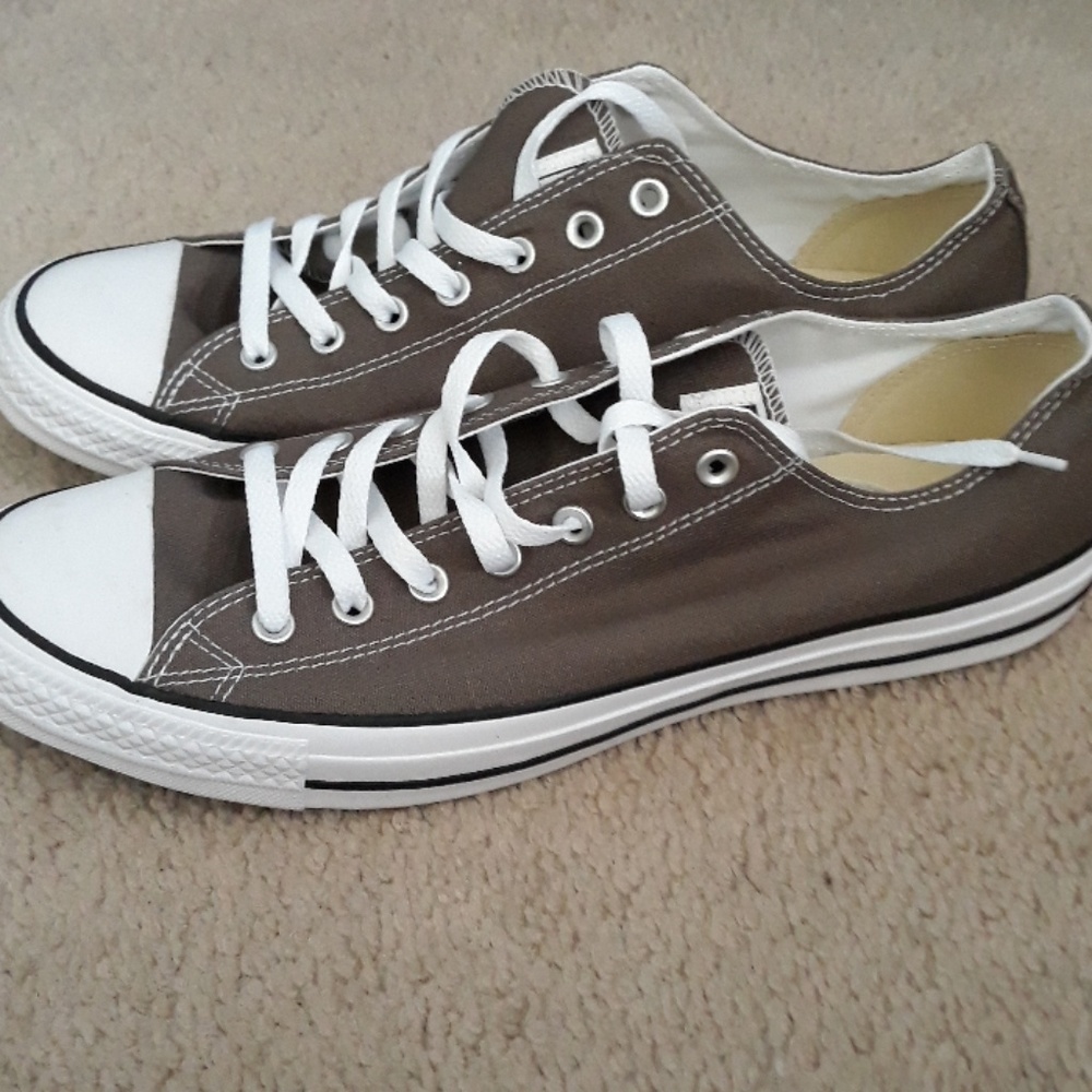 Tennis shoes
